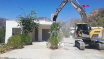 Muğla Milas'ta turistik mahallelerde bulunan kaçak yapılar yıkılıyor