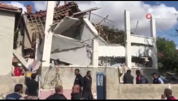 Yozgat-Kırşehir sınırındaki evde doğalgaz patlaması! Evin enkazından 4 kişi çıkartıldı