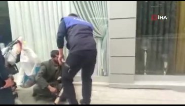 Bursa'da bıçaklı dilenci zabıtaları çileden çıkardı