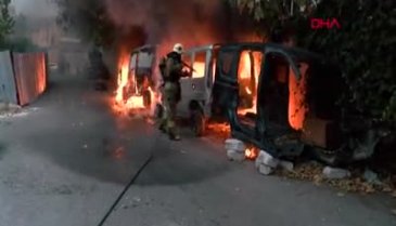 İstanbul'da park halindeki 3 araç alev alev yandı