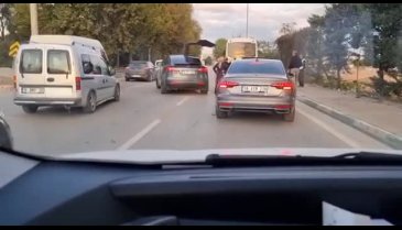 Bursa'da servis otobüsüyle otomobil birbirine çarptı