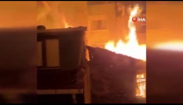 4 katlı metruk bina küle döndü