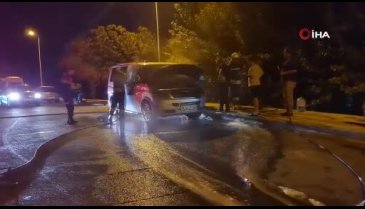 Minibüs park halindeyken yandı, sahipleri sinir krizi geçirdi