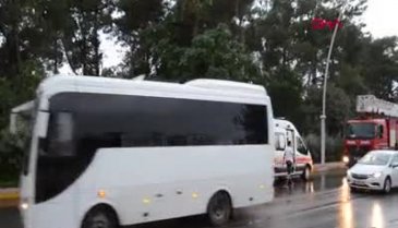 Antalya'da servis aracı devrildi: 9 kişi yaralandı