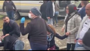 Bursa'da servis minibüsü elektrik direğine çarptı: 6 yaralı