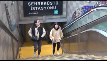 Bursa'da metrodaki yürüyen merdivenin kapağını çaldılar