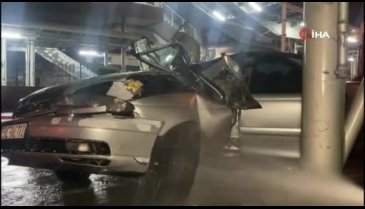 Bursa'da kontrolünü kaybeden sürücü üst geçide çarptı