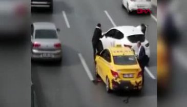 İstanbul'da kaza sonrası kavga! Taksi şoförüne kafa attı