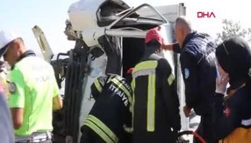 Manisa'da süt kamyoneti devrildi
