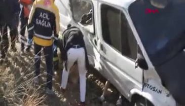 Manisa'da minibüs şarampole devrildi: Sürücüsü araçtan fırladı