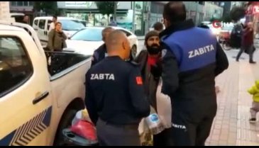 Bursa'da dilenci zabıtaya bıçak çekti