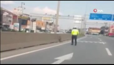 Türk polisinin bayrak sevdası: Koşarak yerden aldı