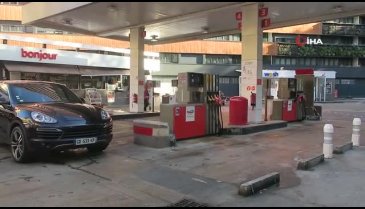Fransa'da akaryakıt istasyonlarında uzun kuyruklar oluştu