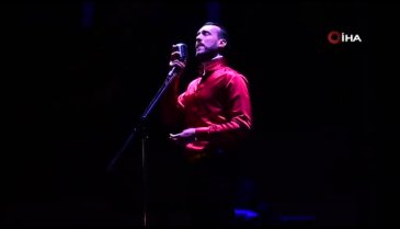 Cem Adrian, Bursa'da hayranlarına unutulmaz bir gece yaşattı