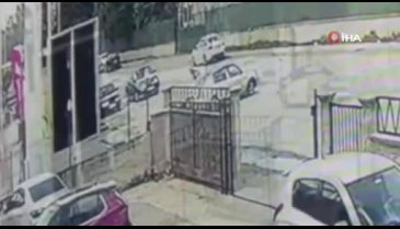 Bursa'da motosiklet ile otomobil çarpıştı: Sürücü el frenini çekmeyi unuttu