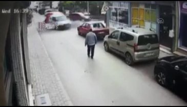 Bursa'da anne ile kızına kargo aracı çarptı