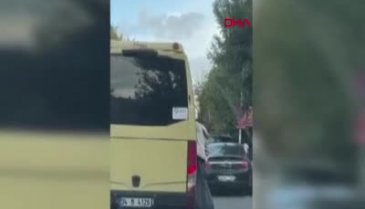 İstanbul'da minibüs kapısından sarkarak yolculuk