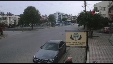 Muğla'da otomobilin çarptığı motosikletli havada takla attı