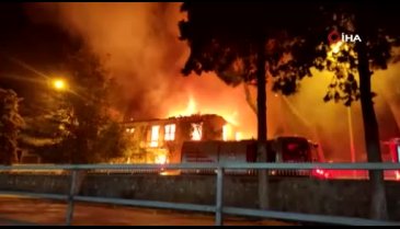 İzmir'de çıkan yangında 2 katlı bina kullanılamaz hale geldi
