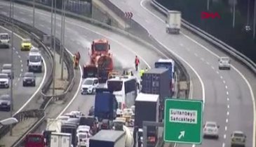 İstanbul'da yola beton harcı döküldü, trafikte uzun kuyruklar oluştu