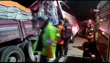 Amasya'da kamyon ile yolcu otobüsü çarpıştı: 2 ölü, 19 yaralı