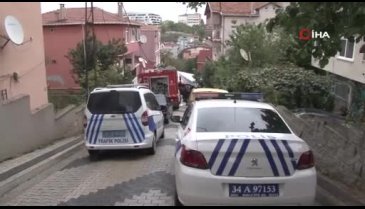 İstanbul'da kayan kamyonet binaya çarparak durdu