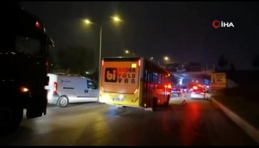Bursa'da otomobil yolcu indiren otobüse çarptı: 1 yaralı