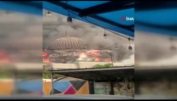 Endonezya'da cami kubbesinde yangın