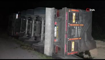 Samsun'da kepek yüklü tır devrildi