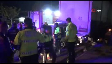 İzmir'de araç tıra saplandı