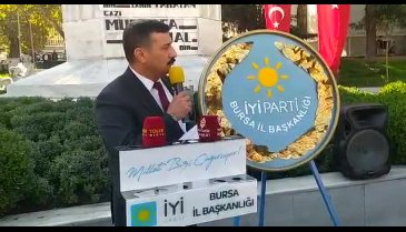 İYİ Parti Bursa Teşkilatları Atatürk Anıtına çelenk bıraktı