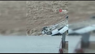 Hakkari'de içinde öğrencilerin bulunduğu minibüs uçurumdan yuvarlandı