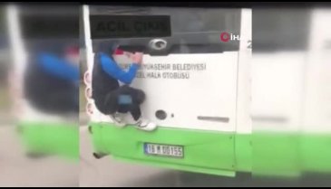 Bursa'da otobüse asılan çocuk kameraya yansıdı
