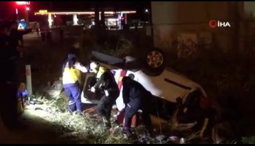 Manisa'da hafif ticari araç, kamyona çarparak şarampole devrildi