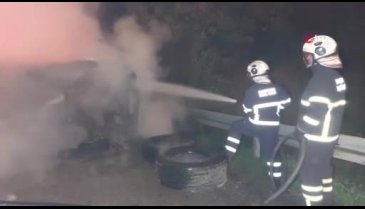 Samsun'da refüje çarparak takla atan kamyonet alev aldı