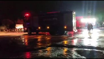 Kocaeli'de tır parkının deposunda yangın çıktı