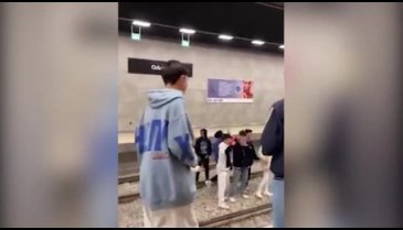 Bursa metrosunda gençlerden skandal hareket!