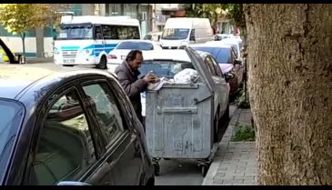 Bursa'da bir vatandaş ekmeğini çöpten çıkarttı