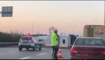 Bursa çevre yolunda tır devrildi