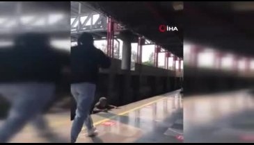 Meksika'da bir kişi metronun altında kalmaktan son anda kurtuldu
