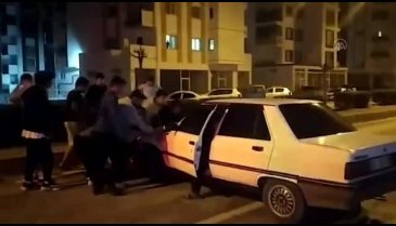 Adana'da iki otomobil çarpıştı: 3 kişi yaralandı