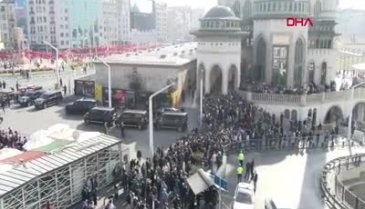 Erdoğan, Taksim'de vatandaşlara simit dağıttı