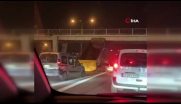 İstanbul'da kamyon damperi üst geçide takılı kaldı