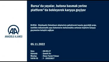 Bursa'da yayalar platformda bekleyerek karşıya geçiyor