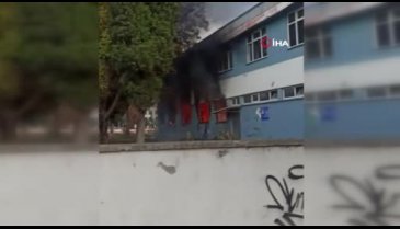 Sakarya'da metruk spor salonu alev alev yandı