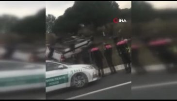 İstanbul'da otomobilin çarptığı minibüs takla attı