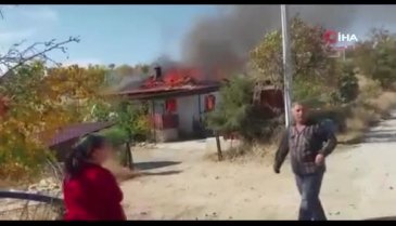 Manisa'da baca temizliği sırasında çatı alev aldı