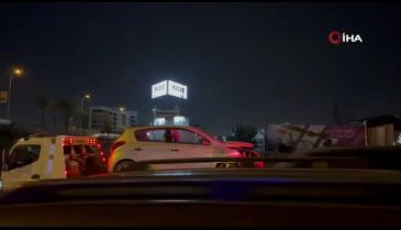 İstanbul'da emniyet şeridinde bekleyen araca otomobil çarptı