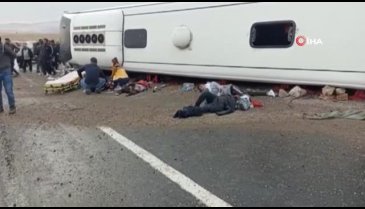 Sivas'ta göçmenleri taşıyan otobüs devrildi: Çok sayıda ölü ve yaralı var