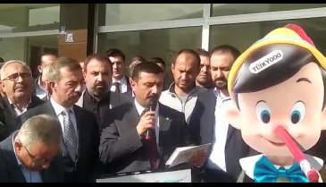 İYİ Parti'den Bursa'da 'pinokyolu eylem'